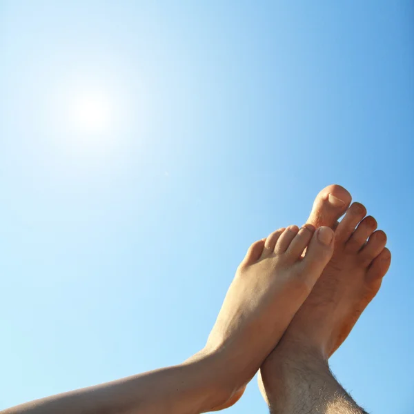 Мужские и женские ноги на летнем фоне — стоковое фото