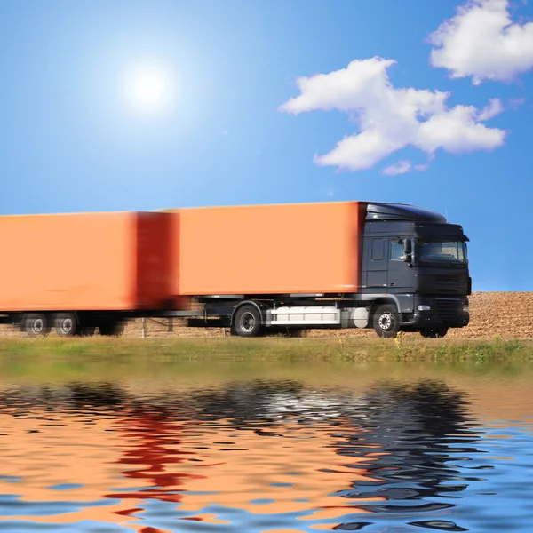 Lastbil på asfalt — Stockfoto