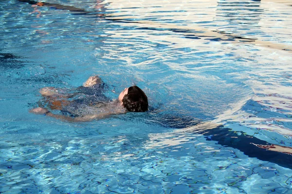 Rugslag in zwembad — Stockfoto