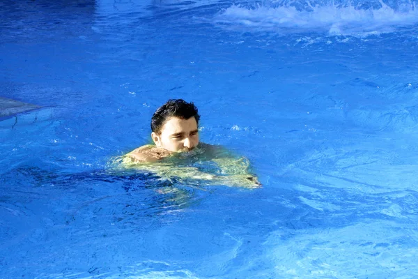Человек учится плавать — стоковое фото