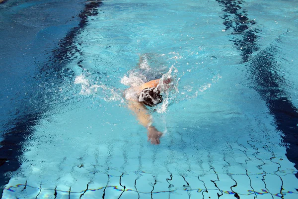 Hobbyschwimmer schwimmen das Kriechen — Stockfoto