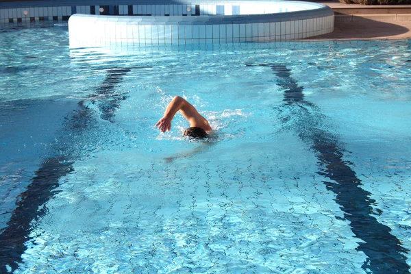 Nuotare il gattonare in piscina — Foto Stock