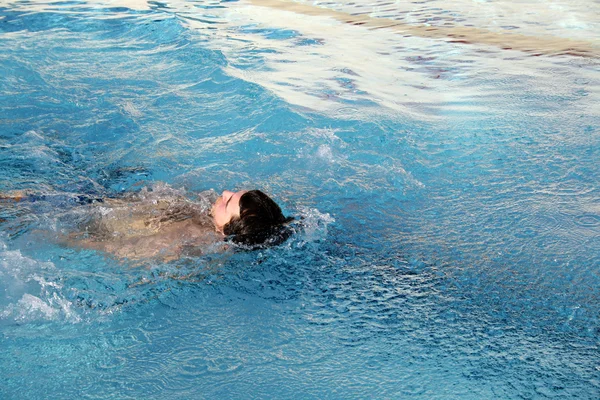 A man swimming backstroke in pool — Stock Photo, Image