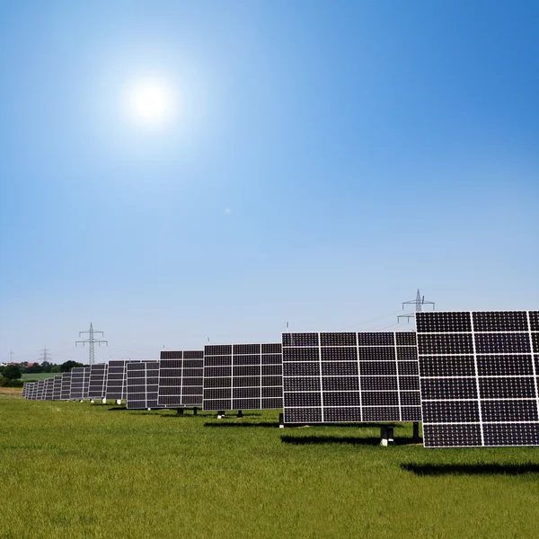 Solkraftverk i rader — Stockfoto