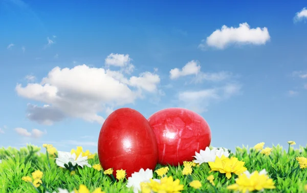 Uova di Pasqua rosse al centro dell'attenzione — Foto Stock