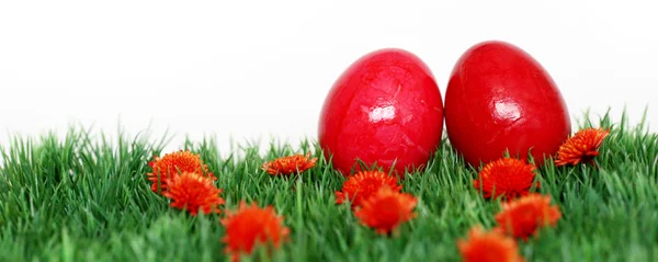 Пасхальные яйца с красной краской — стоковое фото