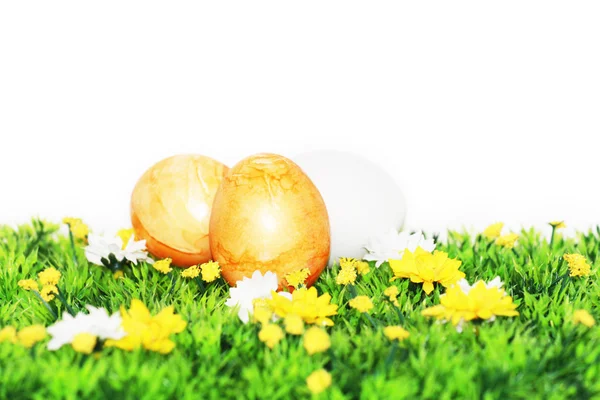 Пасхальные яйца с жёлтой краской — стоковое фото