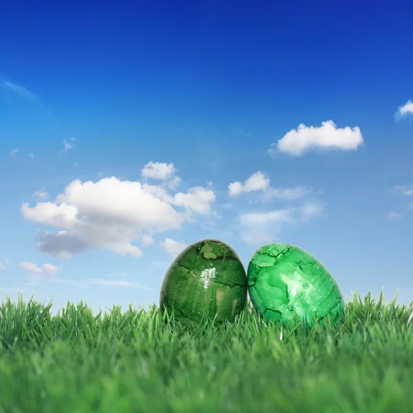 Ovos de Páscoa verdes em um prado verde — Fotografia de Stock