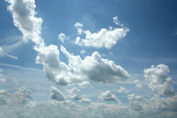 Много облаков на голубом небе — стоковое фото