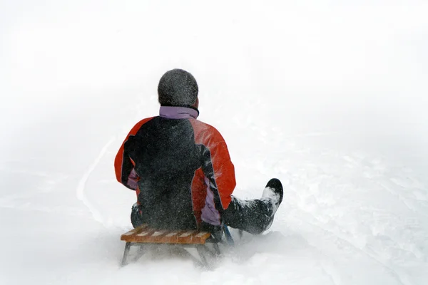 雪の中で楽しい, そり — ストック写真