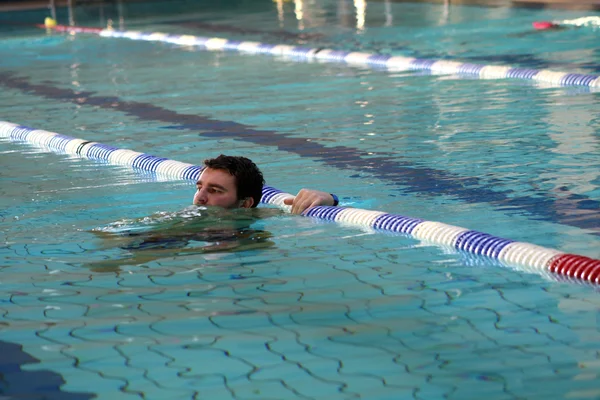 Nadador hace un descanso — Foto de Stock