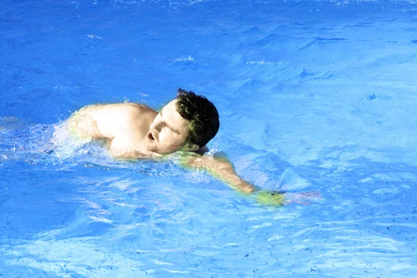 Giovane nuotatore sportivo in piscina — Foto Stock