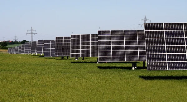 Solaranlagen in den Reihen — Stockfoto