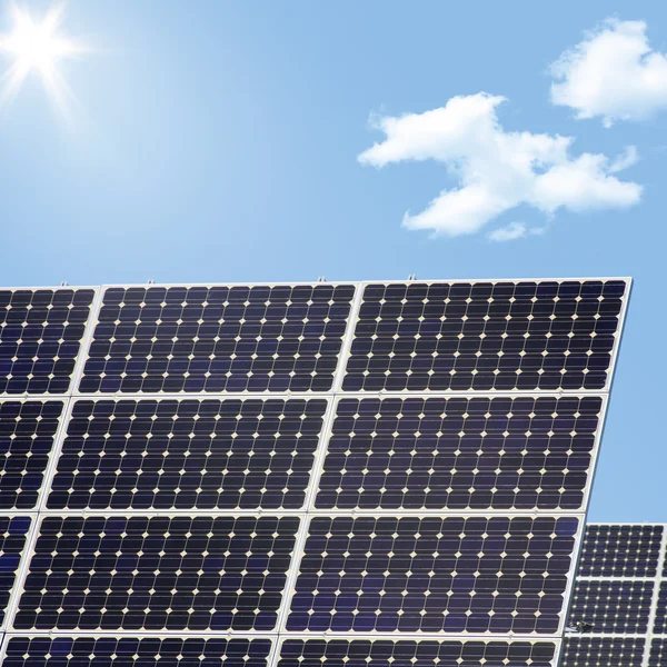 Solární panely a slunce — Stock fotografie