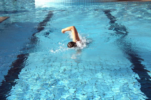 A man learn swim the crawl in pool — Stock Photo, Image