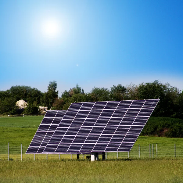 Elektrowni słonecznych w polu — Zdjęcie stockowe