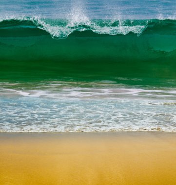 güneşli bir okyanus dalgaları