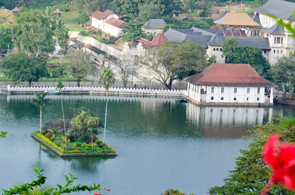 Vista desde lejos en el templo, Kandy, Sri Lanka, 8 de diciembre — Foto de Stock