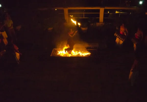 Tanz im Feuer (zu Fuß in Flammen). — Stockfoto