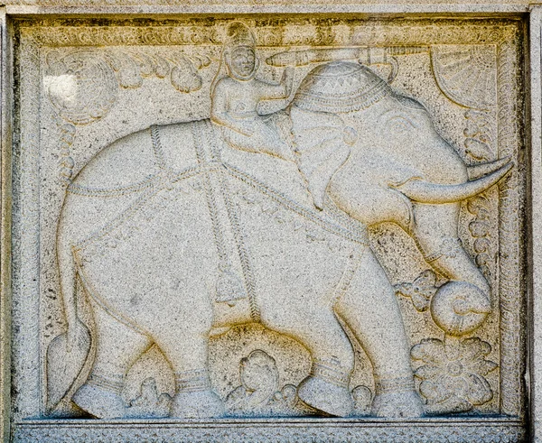 レリーフ、象のフィギュア付き — ストック写真