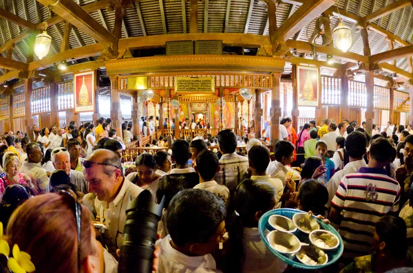 Multidão de adoradores e turistas na entrada do quarto sagacidade — Fotografia de Stock