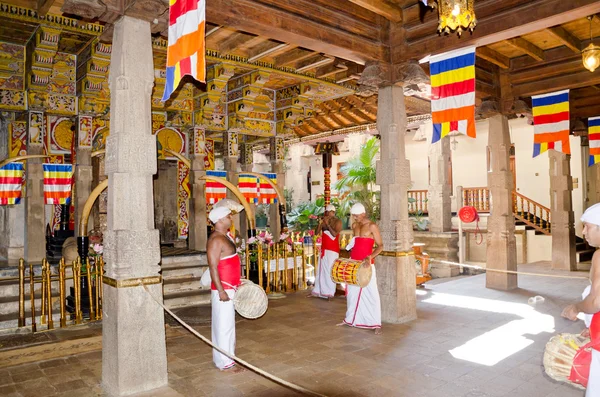 Przestrzeni wewnętrznej świątyni, kandy, sri Lanka, 8 grudnia 201 — Zdjęcie stockowe
