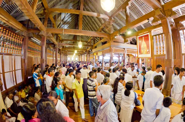 Crowd of worshipers and tourists at the entrance to the room wit — Stock Photo, Image