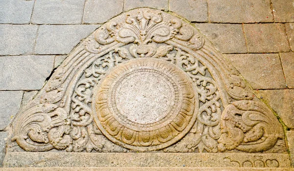 "moon" stone at the entrance to the buddhist temple — 图库照片