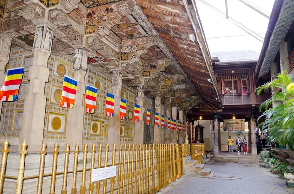 De innerlijke ruimte van de tempel, kandy, sri lanka, 8 december 201 — Stockfoto