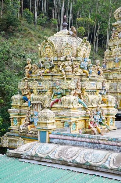 Decorazione esterna di un tempio indù sulle montagne dello Sri La — Foto Stock