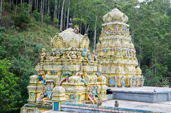 Decorazione esterna di un tempio indù sulle montagne dello Sri La — Foto Stock