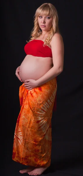 Art porträtt av gravid kvinna på en svart bakgrund — Stockfoto