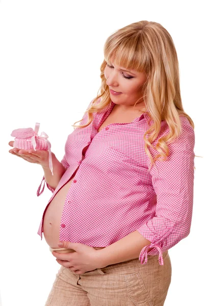 Mujeres embarazadas considerando calcetines de punto para un recién nacido — Foto de Stock