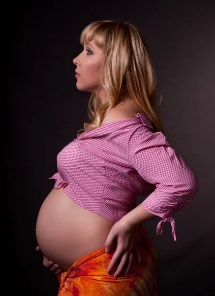 Kunstporträt einer schwangeren Frau auf schwarzem Hintergrund — Stockfoto