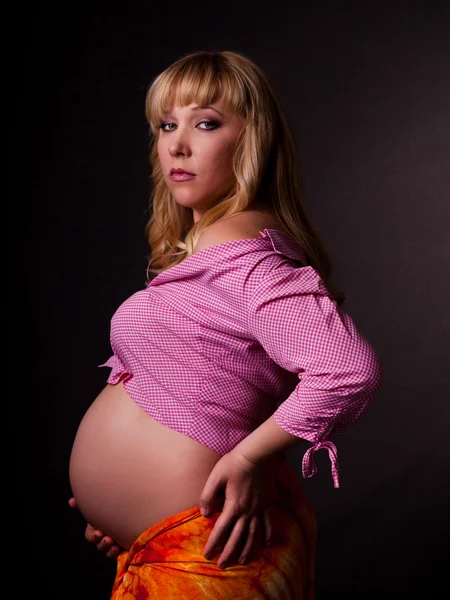 妊娠中の女性、黒の背景に芸術の肖像画 — ストック写真