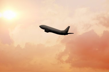 Gökyüzünde uçak silueti