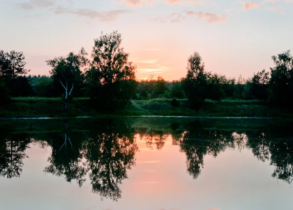 山の湖の夕日 — ストック写真