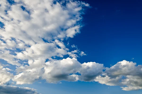 Облегчение красивых облаков — стоковое фото