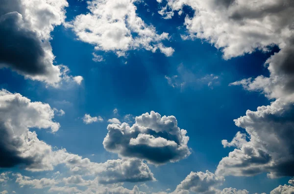 Soulagement de beaux nuages — Photo