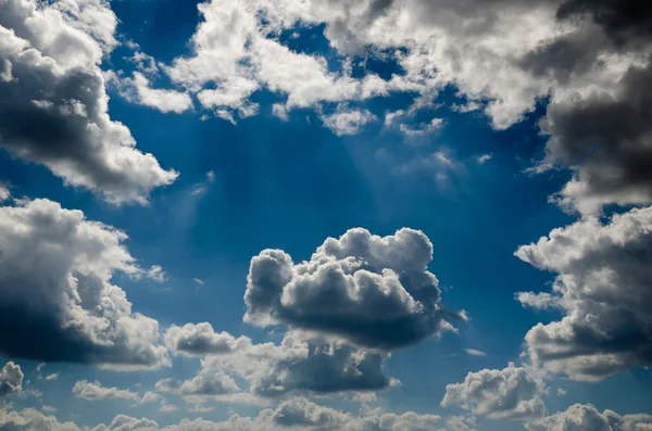 Alívio belas nuvens — Fotografia de Stock