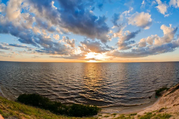 Krásný západ slunce nad jezerem — Stock fotografie