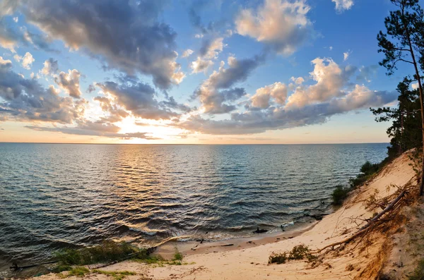 Schöner Sonnenuntergang über dem See — Stockfoto