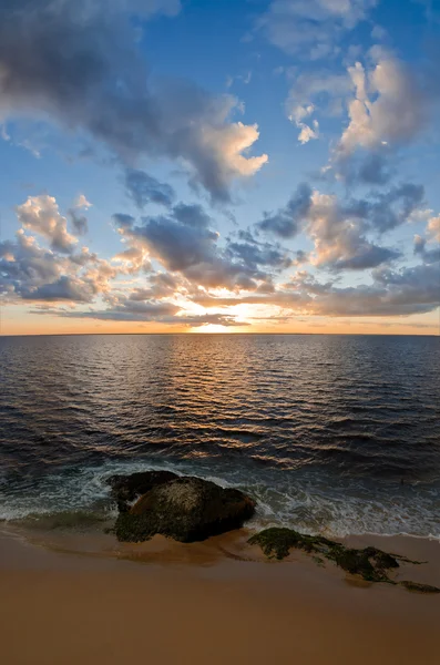 Gölün üzerinde güzel gün batımı — Stok fotoğraf
