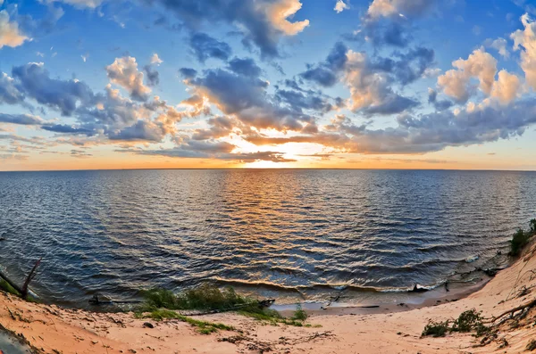 Krásný západ slunce nad jezerem — Stock fotografie