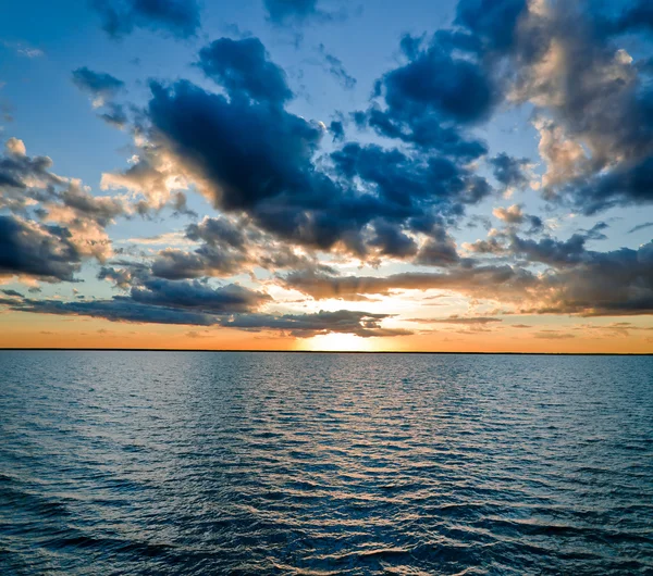 Beautiful sunset over lake — Stock Photo, Image