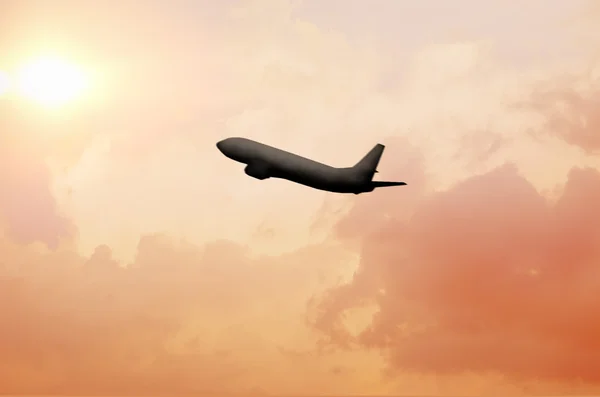 Gökyüzünde uçak silueti — Stok fotoğraf