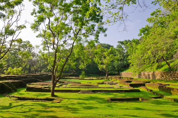 Ruínas antigas nas proximidades monte Sigiriya, Sri Lanka (Ceilão ) — Fotografia de Stock