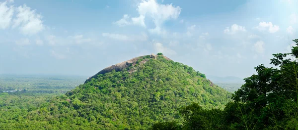 Vista do monte Sigiriya para a montanha em forma de fem — Fotografia de Stock