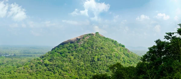 Vista desde el monte Sigiriya hasta la montaña en forma de fem —  Fotos de Stock