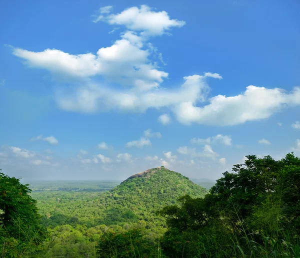 Uitzicht vanaf mount burcht op sigiriya in berg in de vorm van de fem — Stockfoto